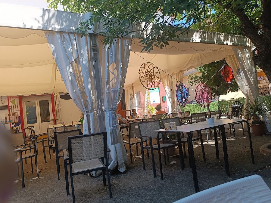 82 CAFE BAR
